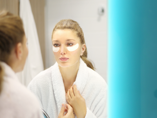 Pielęgnacja, która pozwoli Ci zmniejszyć worki pod oczami