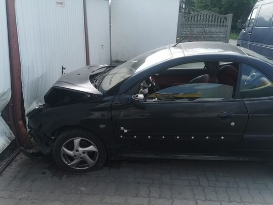 Pijana 29-latka wjechała peugeotem w garaż, potem uciekała z pasażerem w zarośla