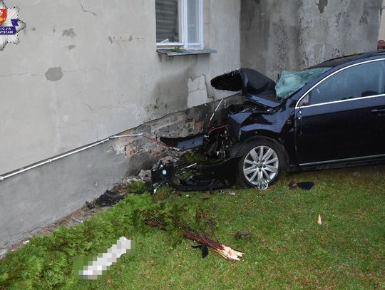 Nietrzeźwy 23-latek wbił auto w dom. Grozi mu do 3 lat więzienia [FILM]