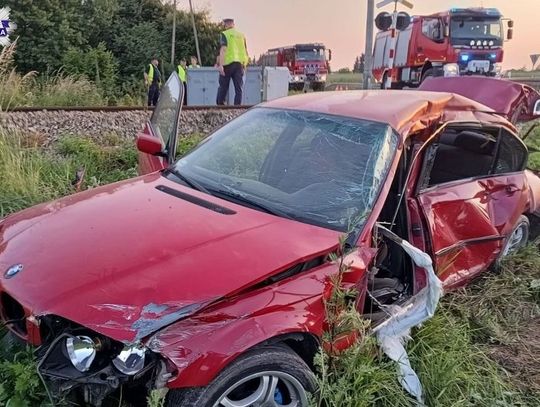 Bmw wjechało wprost pod szynobus. Kierowca jest w ciężkim stanie [ZDJĘCIA]