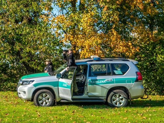 Płynęli przez Bug na pontonie. Zatrzymano 8 Afgańczyków