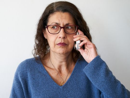 Kobieta rozmawia przez telefon