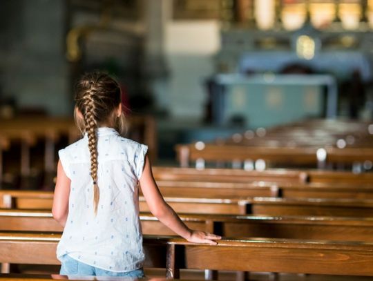 Polacy ocenili Kościół w sprawie pedofilii. Chcą, żeby parafie szukały ofiar [SONDAŻ]