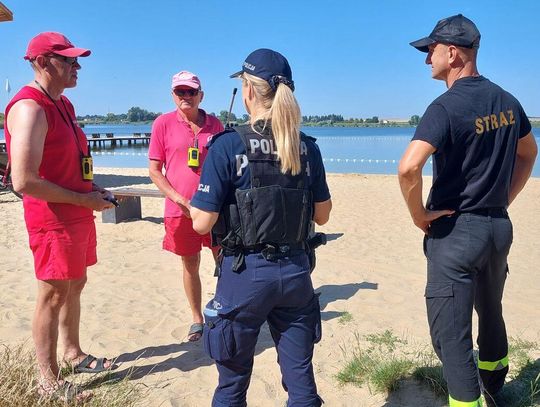 Policja i strażacy czuwają nad bezpieczeństwem nad wodą