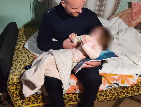 Policjanci nakarmili głodne dziecko. Pijani rodzice zatrzymani