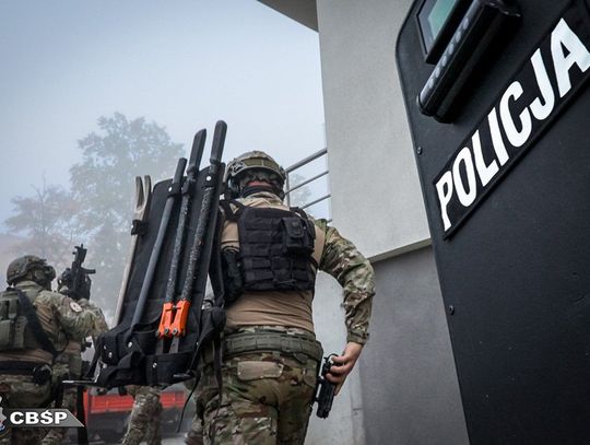 Policji ufamy coraz mniej. Jest specjalne badanie [MAPA]