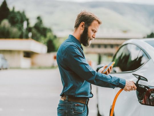 Polska ma stać ładowarkami do elektryków. Na razie jest z tym marnie