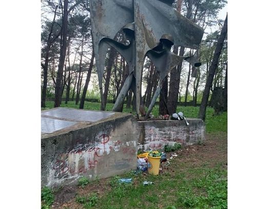 Pomnik braterstwa zasypany śmieciami