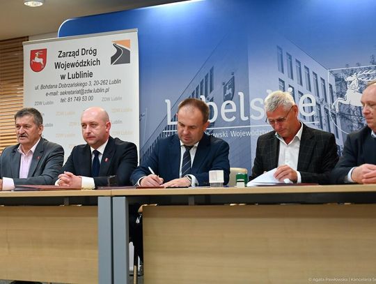 Cztery kolejne drogi wojewódzkie w województwie lubelskim doczekają się modernizacji. W Urzędzie Marszałkowskim podpisano umowy o łącznej wartości ponad 10,8 mln zł, które obejmują remonty tras w powiatach lubartowskim, bialskim, parczewskim i chełmskim