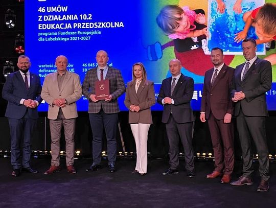 zdjęcie wójta z odebrania umowy w lublinie