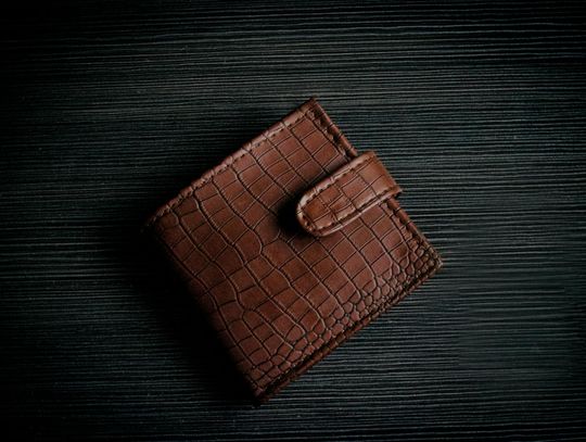 Portfele lakierowane damskie – styl i trwałość w jednym dodatku