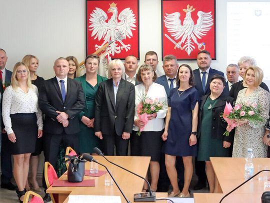 Jak zmieniły się finanse radnych gminy Dorohusk w ciągu ostatniego roku? Analiza najnowszych oświadczeń majątkowych pokazuje wzrost diet, nowe inwestycje w nieruchomości i odnawialne źródła energii oraz zmiany w dochodach, oszczędnościach i zobowiązaniach kredytowych.