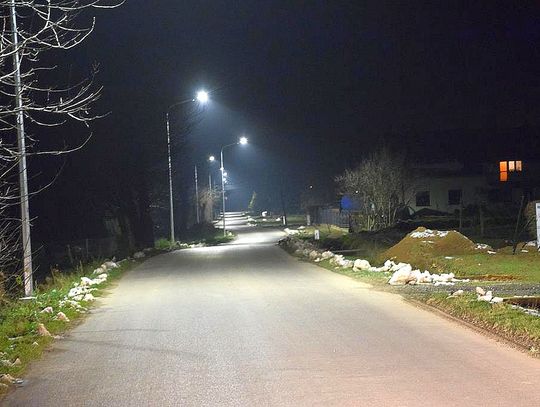 Dobrze oświetlona droga. Zastosowanie lamp LED nie tylko zmniejsza koszty utrzymania, ale i poprawia warunki drogowe w zakresie widoczności.