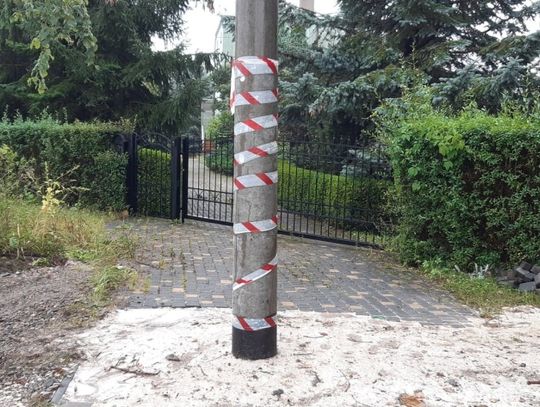 Postawili słup na środku wjazdu