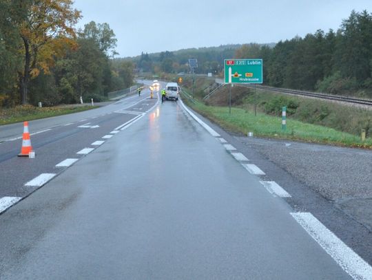 Potrącenie pieszej na DK17 w Tuligłowach. 76-latka trafiła do szpitala