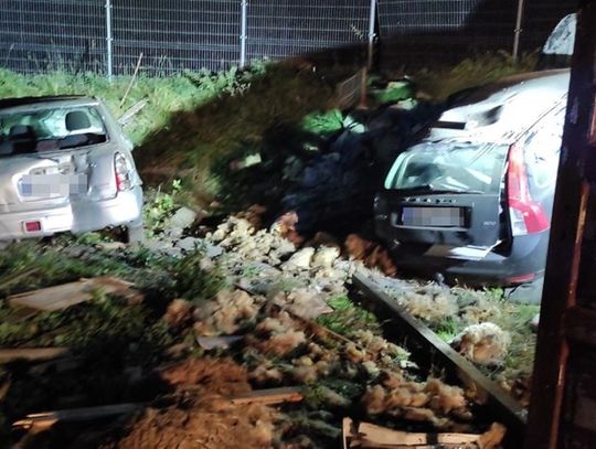 Wjechał w czyjś garaż i „przestawił” zaparkowane w nim auto