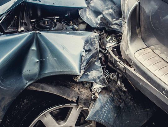 Pow. chełmski. Potrącenie seniora, dachowanie i porzucone auto