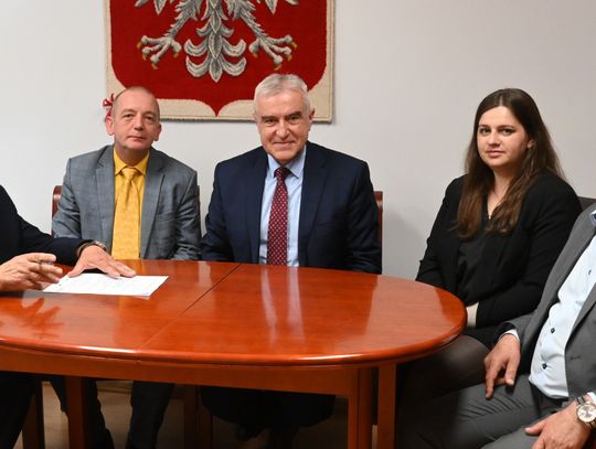 Pow. krasnostawski. Cyfrowa geodezja coraz bliżej mieszkańców. Powiat podpisał ważną umowę