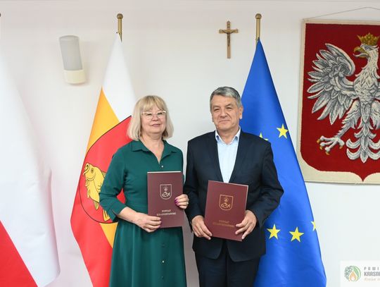 Pow. krasnostawski. Elżbieta Patyk i Janusz Rzepka z listami gratulacyjnymi od władz powiatu