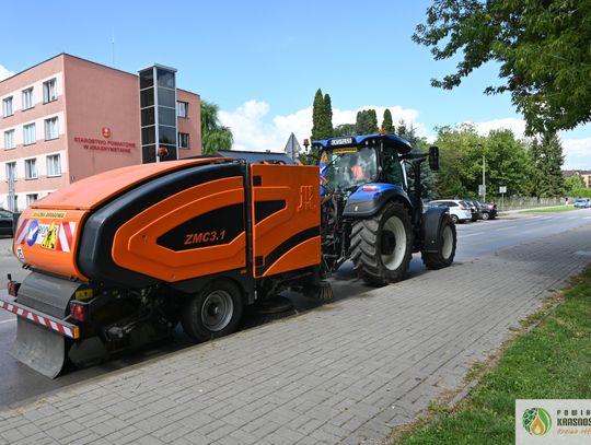 Pow. krasnostawski. Nowoczesna zamiatarka na drogach powiatu [FILM]