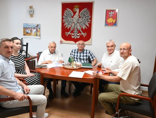 Pow. krasnostawski. Zabytkowe Kolegium rozbłyśnie po zmroku. Powiat podpisał umowę na inwestycję