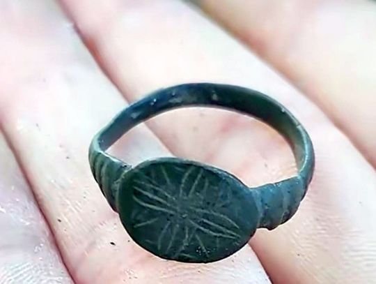 Pow. krasnostawski. Znaleźli pierścień ze średniowiecza!