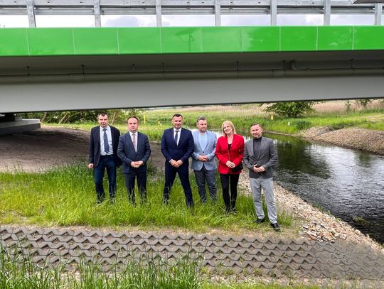 Pow. włodawski. Podpisali umowę na drogę i otworzyli most