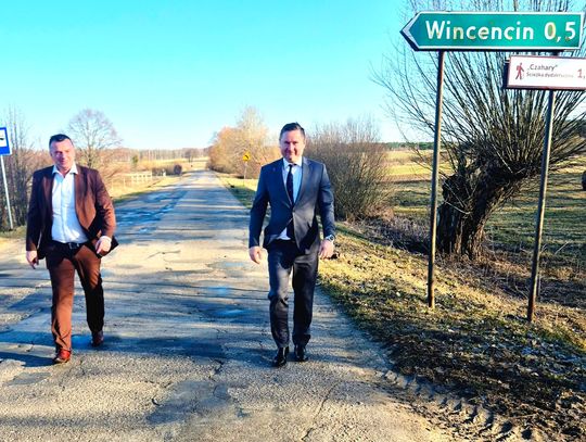 starosta i wicestarosta na drodze powiatowej w okolicach Wincencina