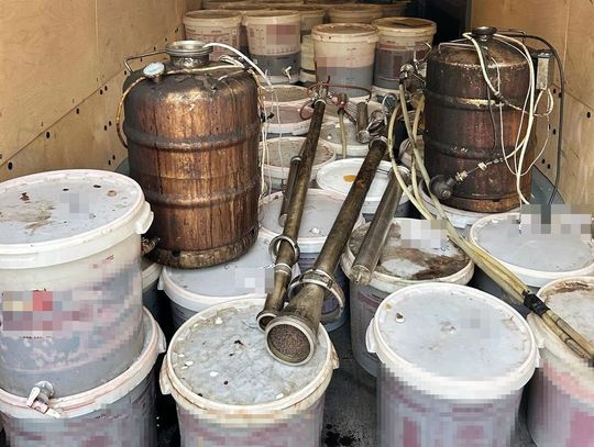 Nielegalna bimbrownia. Policjanci zabezpieczyli prawie 2000 litrów alkoholu [ZDJĘCIA]