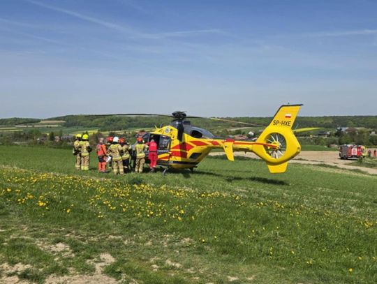 Poważny wypadek w gminie Izbica. Mężczyzna przyciśnięty przez maszynę. Wezwano LPR