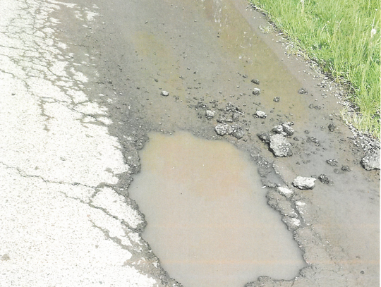 Głębokie wyrwy w jezdni, stojąca woda, popękane krawędzie asfaltu i zniszczone pobocze - tak według zgłoszeń mieszkańców wygląda fragment drogi powiatowej nr 1817L między Stołpiem a Henrysinem.