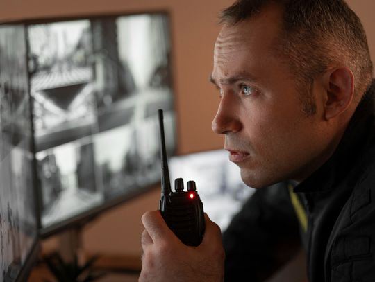 Szeroką analizę przepisów, jakie obowiązują w obszarze ochrony ludności, obrony cywilnej oraz zarządzania kryzysowego, przygotowała Fundacja im. Stefana Batorego. Szkło powiększające skierowano zwłaszcza na ustawę „O ochronie ludności i obronie cywilnej” oraz organ pomocniczy.