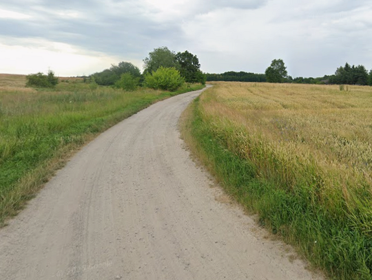 Dla mieszkańców miejscowości Bezek i Julianów codzienna podróż do pracy, szkoły czy lekarza oznacza pokonywanie drogi, która ich zdaniem bardziej przypomina gruntowy trakt niż drogę publiczną. Kierowcy skarżą się na liczne nierówności, błoto po opadach deszczu i stale rosnące koszty eksploatacji.