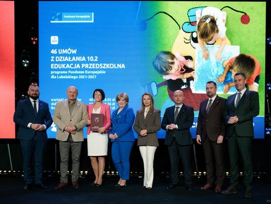 Członkowie zarządu województwa lubelskiego wręczyli 46 umów związanych z zadaniami dotyczącymi edukacji przedszkolnej i realizowanymi w ramach programu Fundusze Europejskie dla Lubelskiego na lata 2021-2027. Cała pula zewnętrznego wsparcia opiewa na 46 mln zł, z czego środki UE to 39 mln zł. Resztę