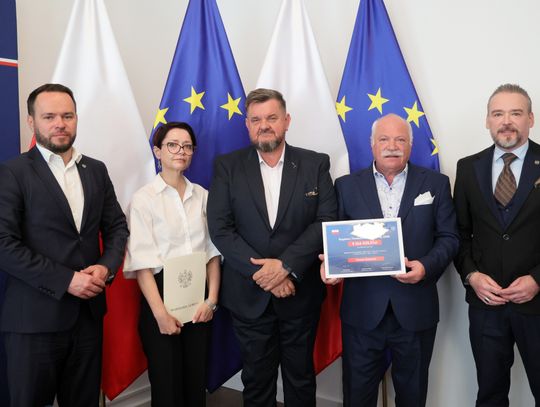 Powiat chełmski. Ponad 5 mln zł na Brzeźno i Żalin. Jedna z ważnych inwestycji ze wsparciem wojewody Wojewoda Krzysztof Komorski poinformował o zabezpieczeniu kolejnych 12,5 mln zł na inwestycje drogowe. Znaczna część tej puli trafi do powiatu chełmskiego, gdzie planowana jest strategiczna inwestycja związana z drogą relacji Brzeźno – Żalin-Kolonia. Dofinansowanie pochodzi z Rządowego Funduszu Rozw