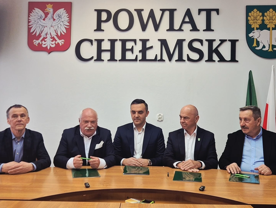 Stało się. Po długich przygotowaniach związanych z przygotowaniem dokumentacji projektowej i zabezpieczeniem w budżetach dwóch jednostek samorządu terytorialnego odpowiednich kwot, podpisana została umowa dotycząca przebudowy drogi łączącej Rożdżałów z Krzywicami.