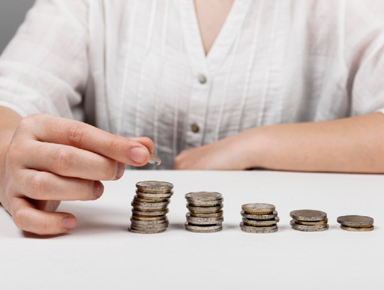 Ponad 180 milionów złotych dochodów, blisko 30 milionów złotych nadwyżki budżetowej, rekordowy wynik operacyjny oraz dziesiątki milionów przeznaczone na rozwój infrastruktury drogowej. Tak w liczbach można podsumować rok 2025 w powiecie chełmskim.