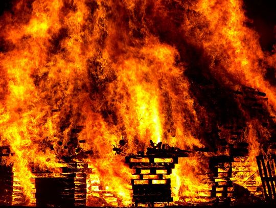 Duży pożar w Uchańce. Spłonęły budynki i sprzęt. Jak do tego doszło?