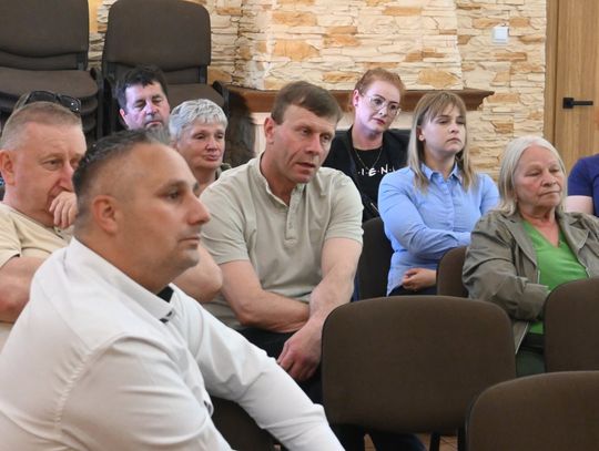 Powiat chełmski. Światełko w tunelu dla drogi Toruń–Borowica. Petycja mieszkańców i przełomowe decyzje w Krasnymstawie Stan techniczny drogi powiatowej nr 1811L na odcinku Toruń – Borowica od lat budził ogromne niezadowolenie mieszkańców gmin Łopiennik Górny oraz Rejowiec Fabryczny. Ostatnie dni przyniosły jednak wyraźny zwrot akcji – od obywatelskiej petycji, przez emocjonalne spotkanie w świetlicy w Kaniem.