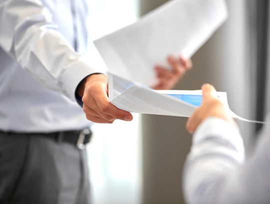 Znamy już skalę zmian, jakie zarząd powiatu chełmskiego postanowił wprowadzić w Regulaminie Organizacyjnym Starostwa Powiatowego w Chełmie. Co dokładnie się zmieniło i dlaczego? Sprawdzamy.