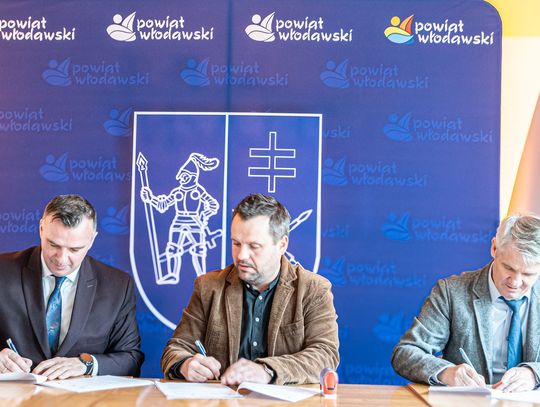 Powiat inwestuje w deszczówkę przy włodawskich szkołach. Podpisano umowę na kolejny etap prac