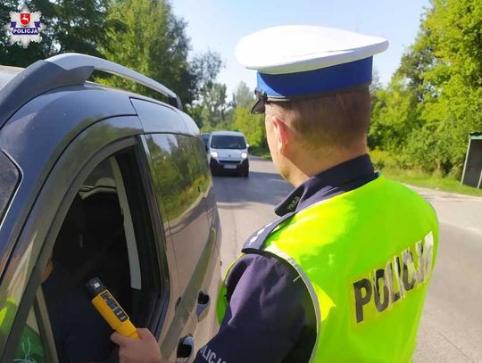 policjant sprawdza stan trzeźwości kierowcy