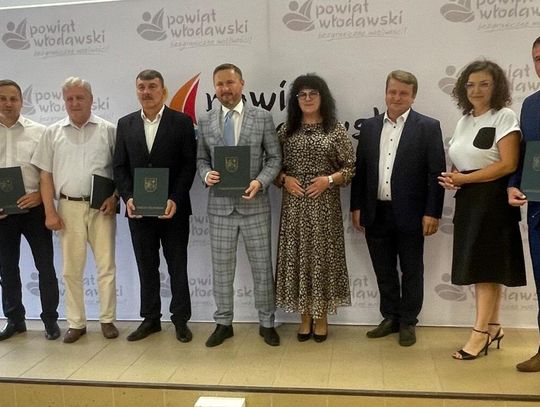 Powiat włodawski stawia na drogi. Podpisano umowy na 10 kilometrów za 15 mln zł!