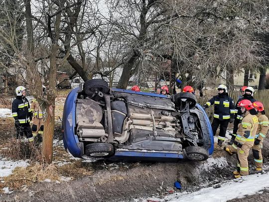 Auto zatrzymało się na drzewie. Kolizji było więcej [ZDJĘCIA]