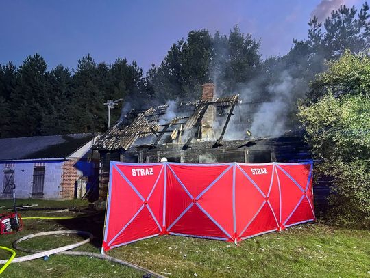 W pożarze domu zginął starszy mężczyzna. Gdy strażacy zakończyli akcję, ruszyło śledztwo