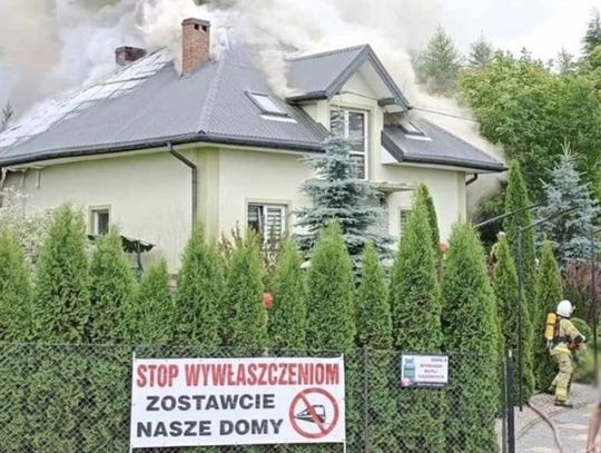 Pożar domu w Izbicy. Z żywiołem walczyło 8 zastępów