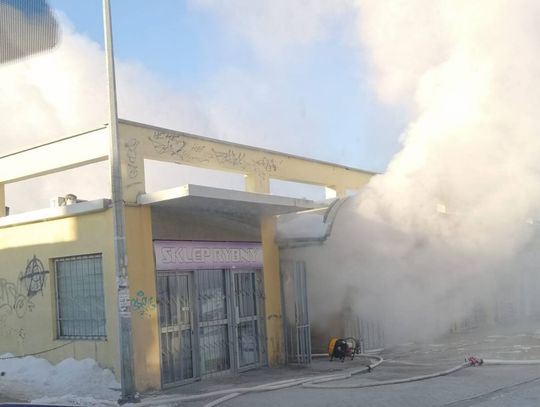 Pożar przy ulicy Popiełuszki w Chełmie. Kłęby dymu nad miejskim targowiskiem Pożar przy ulicy Popiełuszki w Chełmie. Kłęby dymu nad miejskim targowiskiem