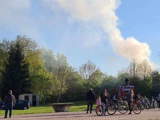Pożar pustostanu w Rudzie-Hucie. Strażacy szybko opanowali ogień
