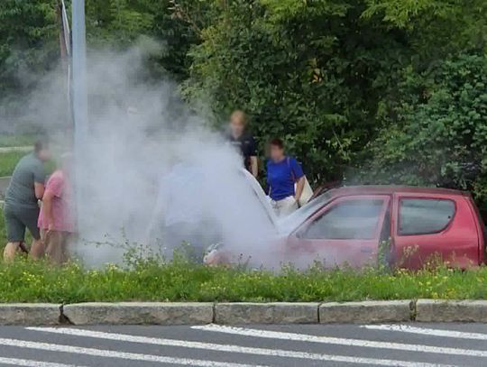 Pożar samochodu na ulicy Zielnej w Chełmie. Policjantki ugasiły ogień przed przyjazdem straży [FILM]