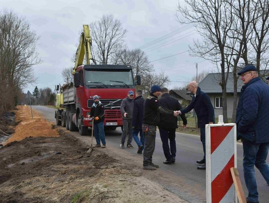 Prace na drogach powiatu włodawskiego trwają. Aura sprzyja